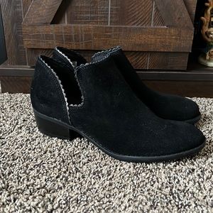 Skechers scallop boots